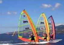 Clase de Iniciación al Windsurf + paddle o Rafting + deportes y juegos en playa en Salou (2h)