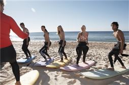 Chicos disfrutando viaje Fin de Curso en Tarifa (Cádiz