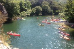 Escolares en canoas en un lago de Asturias