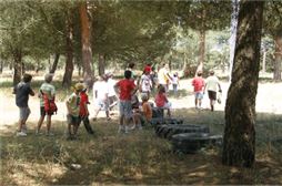 Niños en un campo disfrutando de sus convivencias