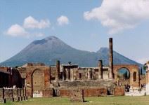 Visita de Nápoles y Pompeya con almuerzo (sin bebidas) y entradas (1 jornada)