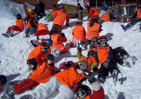 Grupos de escolares en viaje de esqui a Astún 