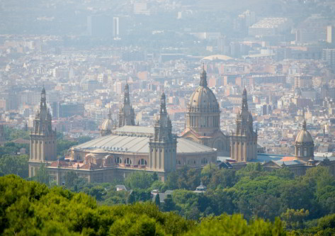 edificio en montañas Barcelona