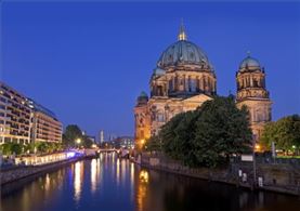 Berlín iluminada por la noche