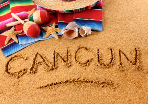 La palabra Cancún escrita en la arena 