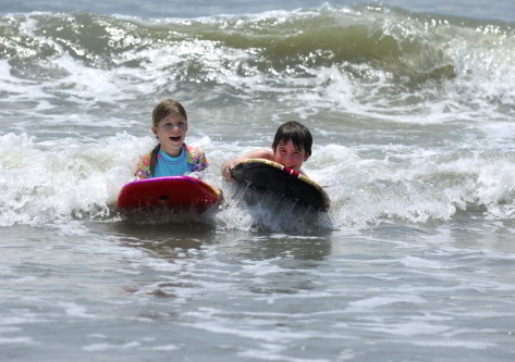 Niños pareacticando surf en cantabria