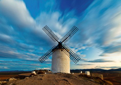 Paisaje de ciudad real con molinos