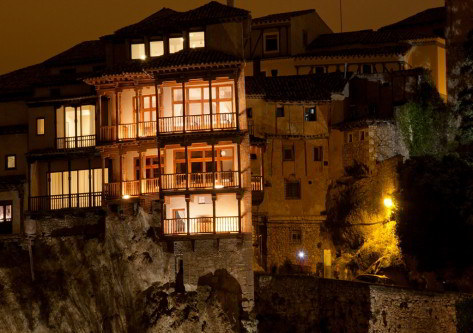 Casas colgantes iluminadas en cuenca