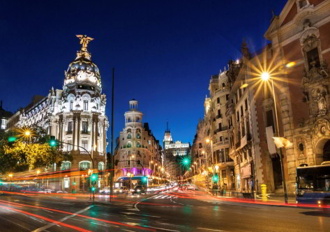 Grán vía de Madrid iluminada por la noche 