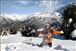 niño tirando nieve en el Pirineo Catalán