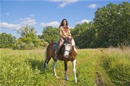 Chica en un caballo en su viaje de estudiantes a Medina del Campo