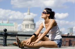 chica sentada en puente de Londres