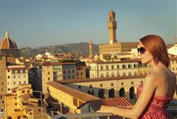 Chica observando la ciudad de Roma