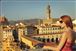 Chica observando la ciudad de Roma