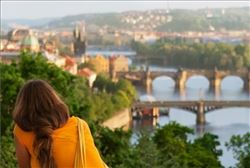 Chica con vistas de Puente de Praga