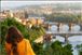 Chica con vistas de Puente de Praga