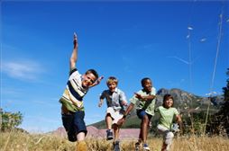 Niños jugando en el campo