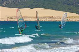 estudiantes haciendo windsurf en la manga