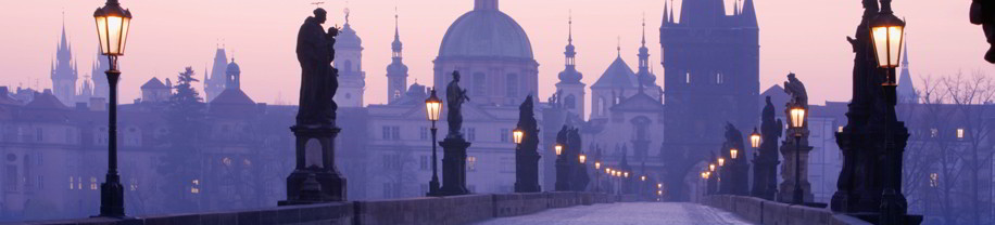 Vistas de un puente en la ciudad de Praga