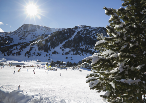 Andorra nevado en el viaje de esquí