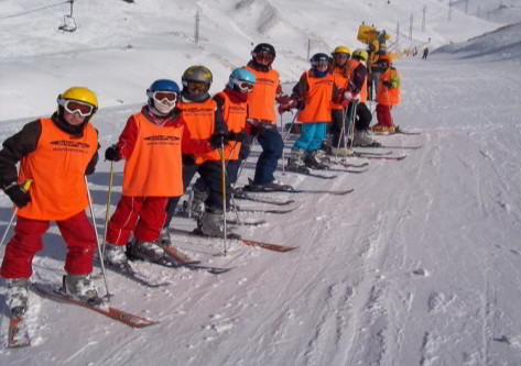 Grupos de estudiantes en viaje de esqui a Astún 